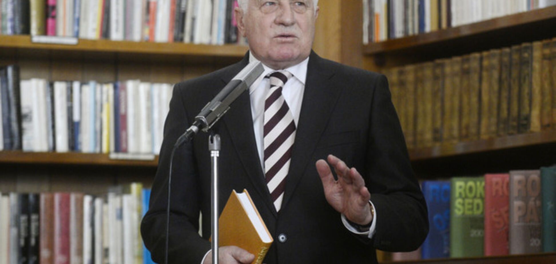 Украина обвинила экс-главу Чехии в пропагандировании лжи Кремля