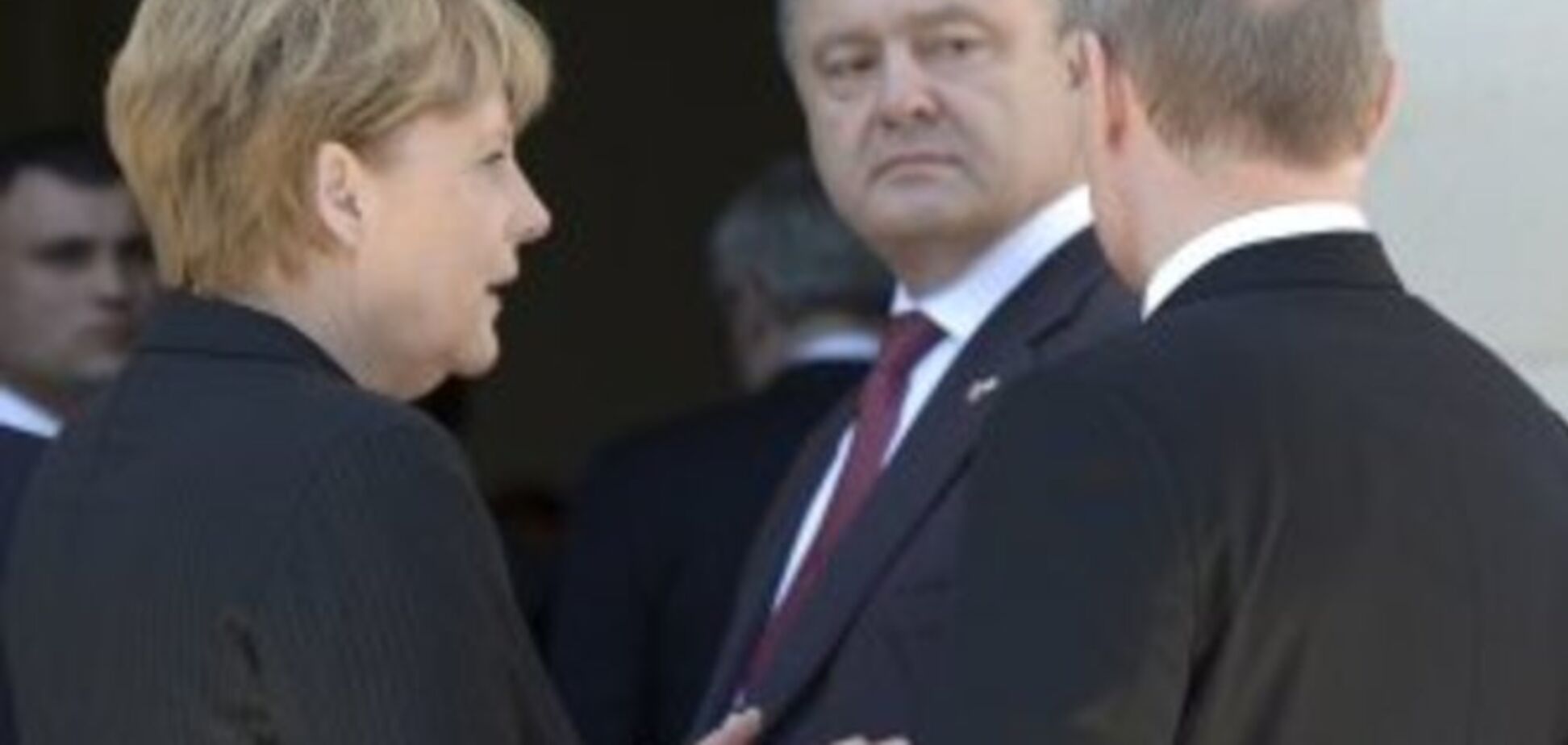Зачем Порошенко заглядывает в рот Меркель?