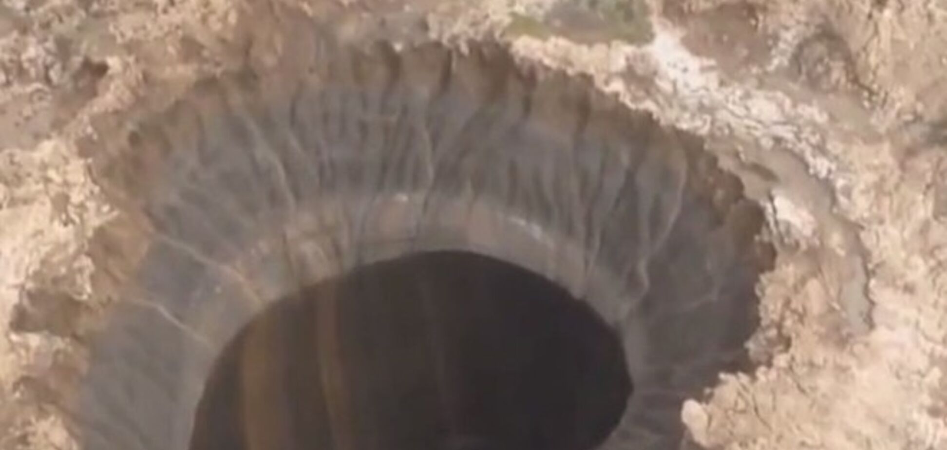 На заході Сибіру в землі утворилася 100-метрова воронка