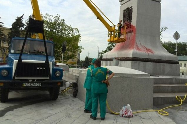 В Харькове вандалы облили краской памятник Независимости Украины