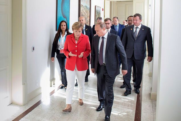 Меркель посоветовала Украине начать переговоры с террористами по видеоконференции