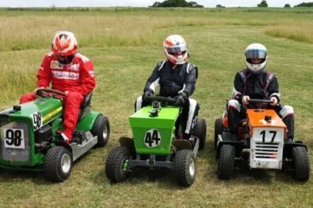 Пилоты Формулы-1 погоняли на газонокосилках