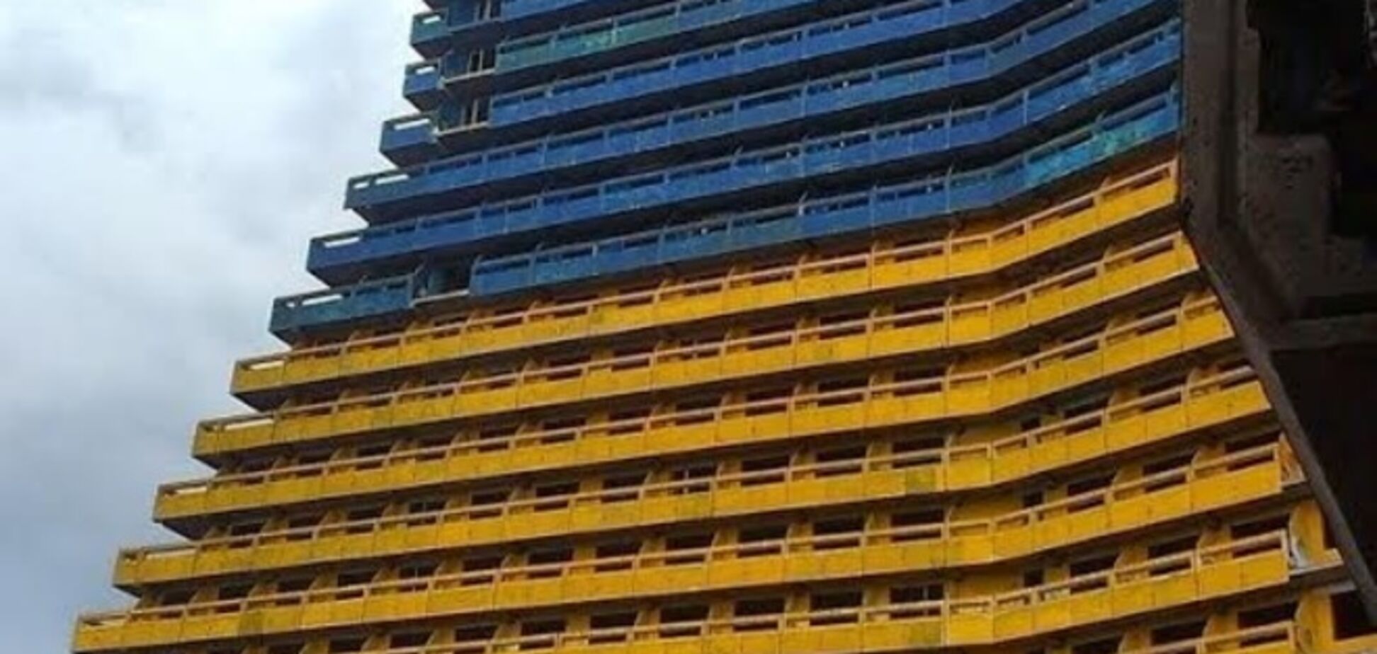 В Днепропетровске на гостинице нарисовали гигантский флаг Украины