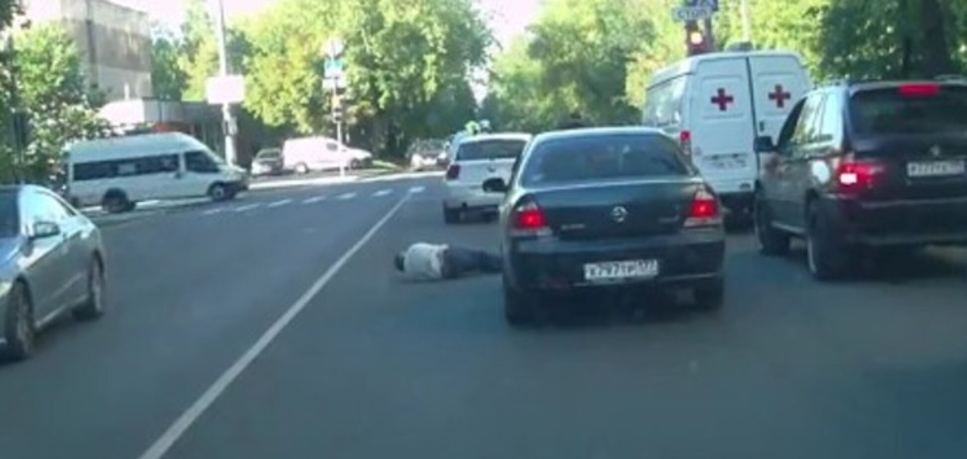 У Москві записали на відеореєстратор, як водій BMW холоднокровно збив старого за усне зауваження 