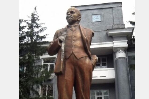 В Харькове неизвестные отбили руки памятнику Ленину
