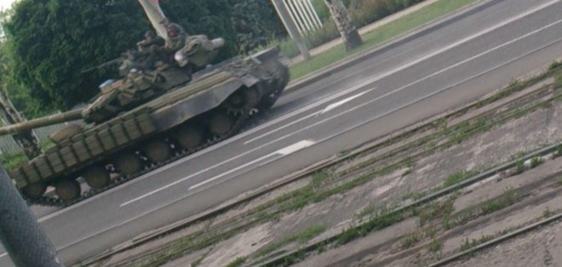Російські танки безперешкодно приїхали з Луганська в Донецьк