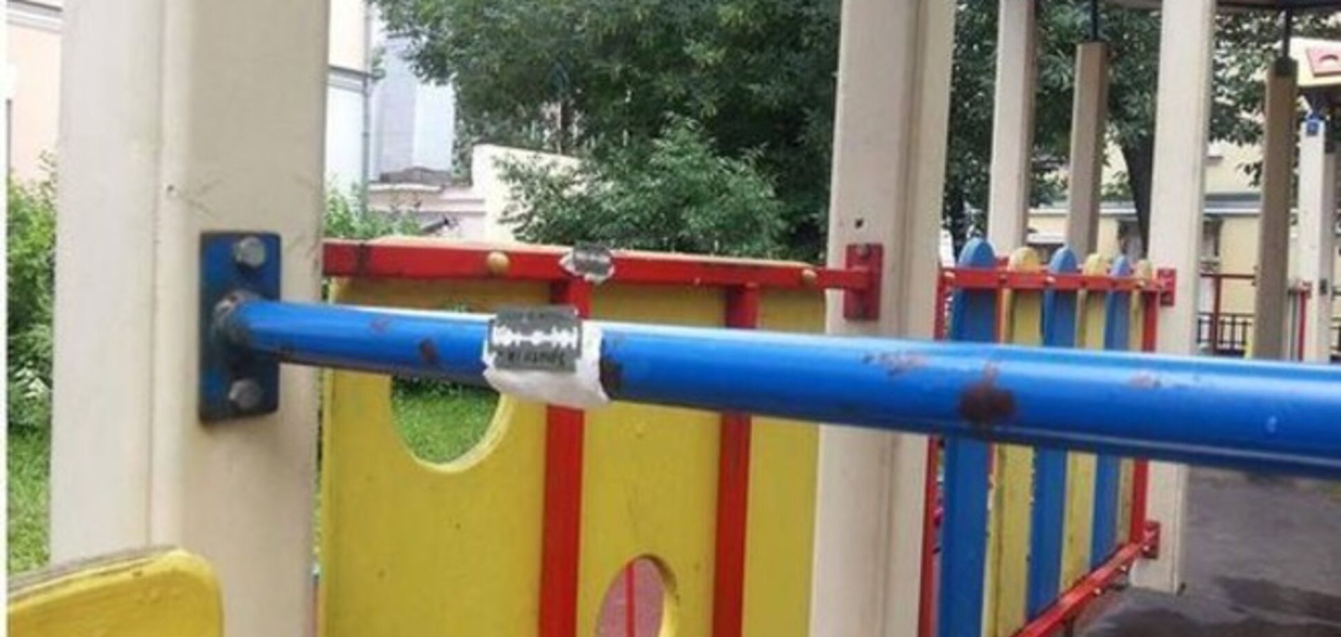 В Киеве злоумышленники 'облепили' детскую площадку лезвиями