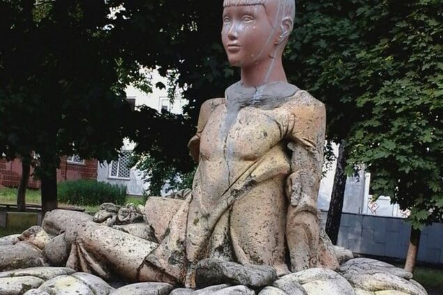 Обновленная скульптура Дюймовочки напугала киевлян