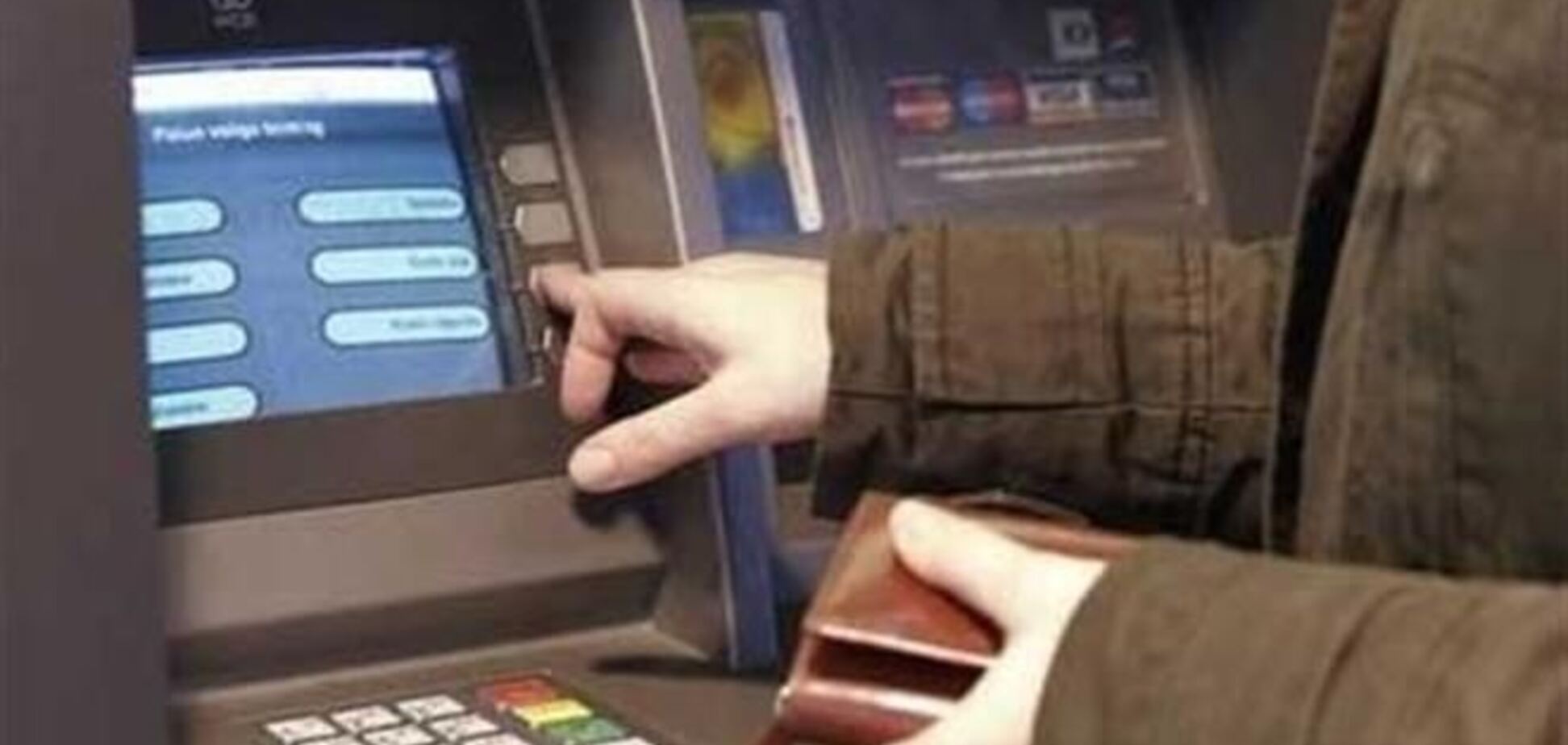 В Киеве мошенники научились взламывать банкоматы пинцетом