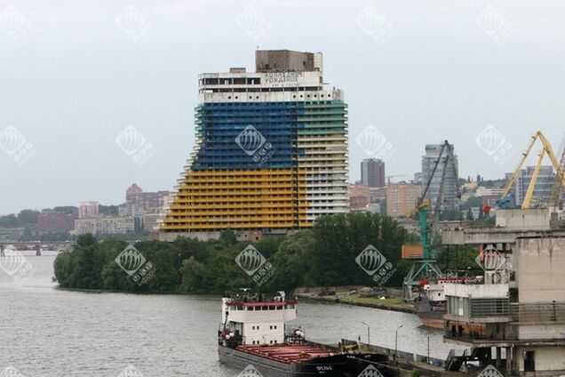 В Днепропетровске отель превратился в 20-этажный флаг Украины