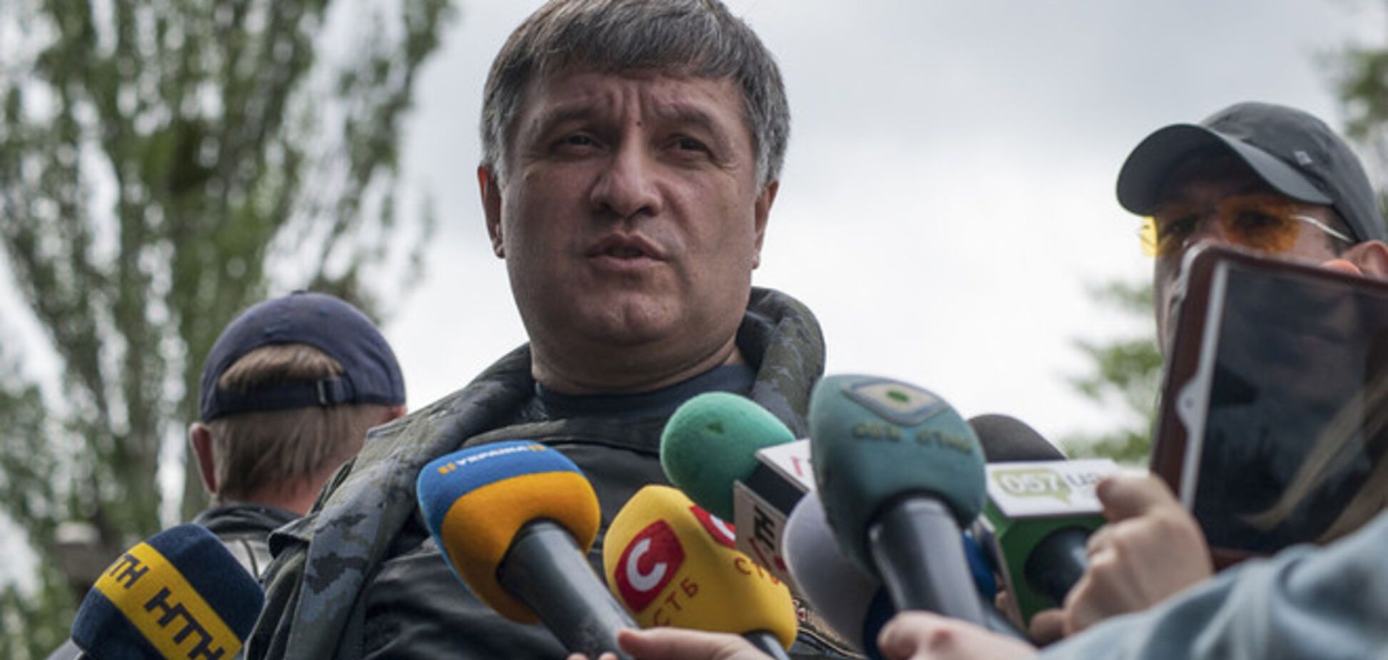 Аваков опроверг информацию об окружении военных в Изварино