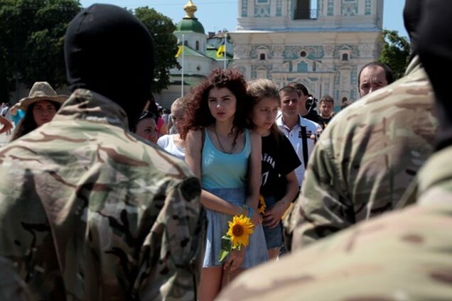 Батальон Азов в Киеве провели на Донбасс