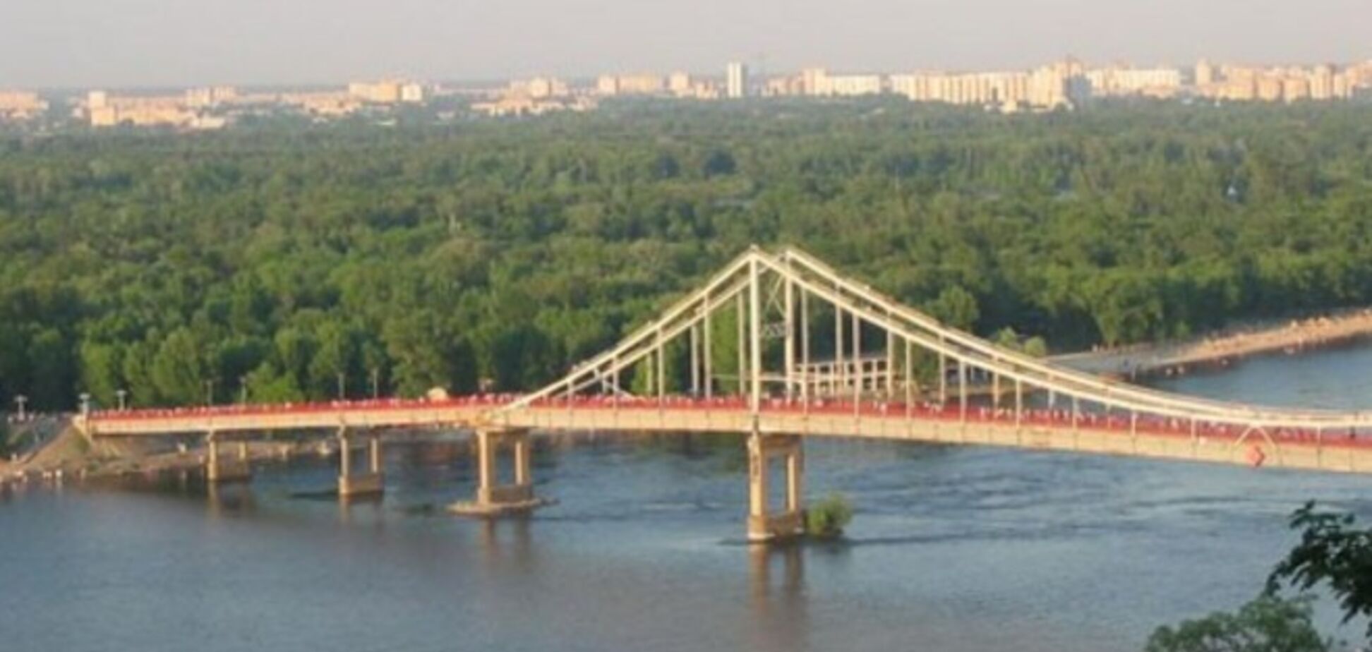 В Киеве в результате прыжка с моста утонул парень