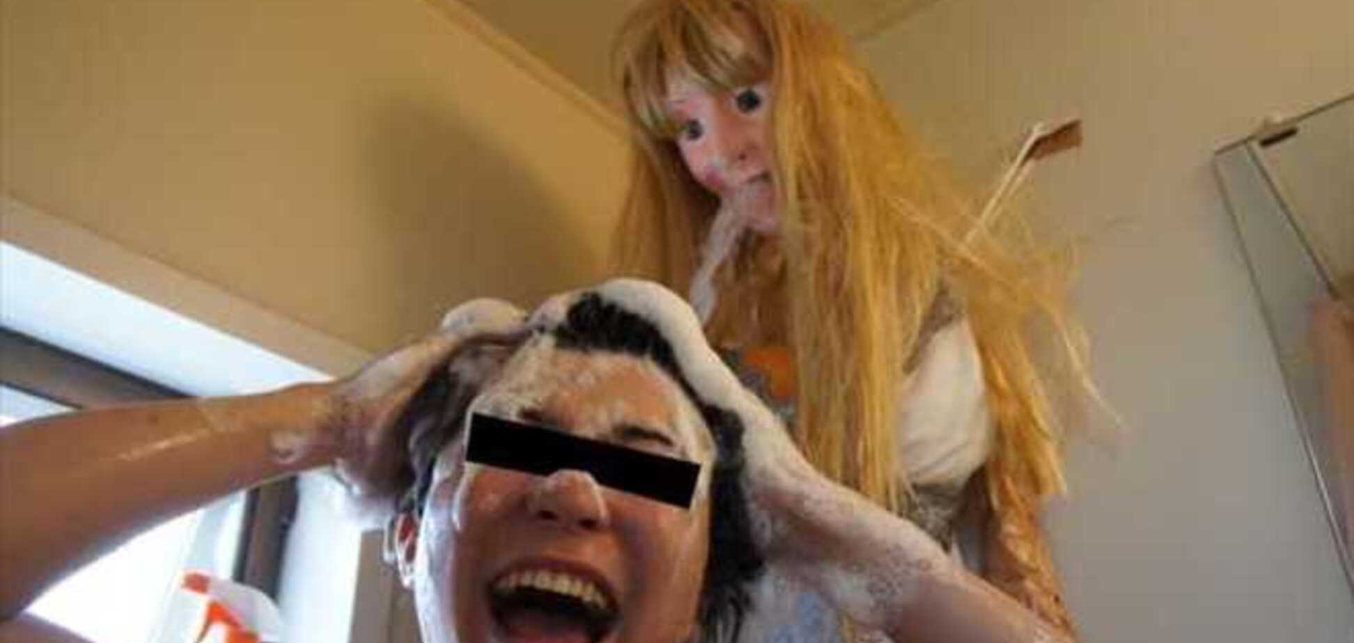 Одинокий парень сделал себе девушку из насадки для душа