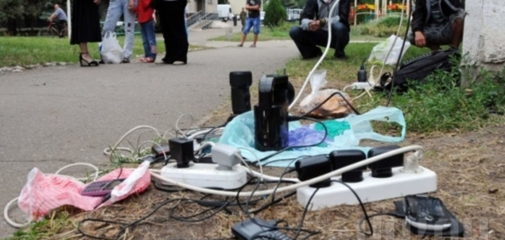В Славянске жители заряжают мобилки от городских столбов