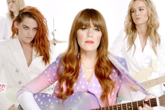 Кристен Стюарт и Энн Хэтэуэй снялись в музыкальном клипе и отрастили усы