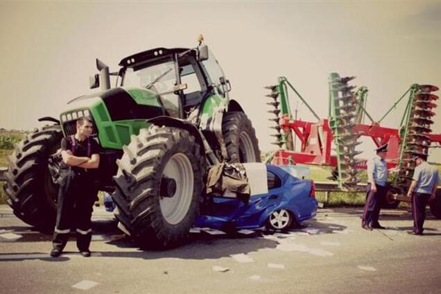 На трассе Киев – Чоп произошло ДТП с жертвами: машина попала под комбайн