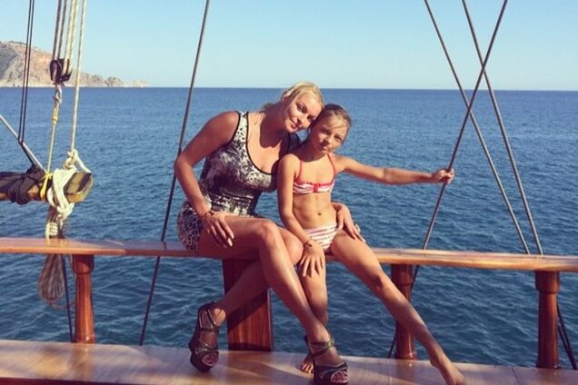 Анастасия Волочкова прикупила дочери старушечий наряд