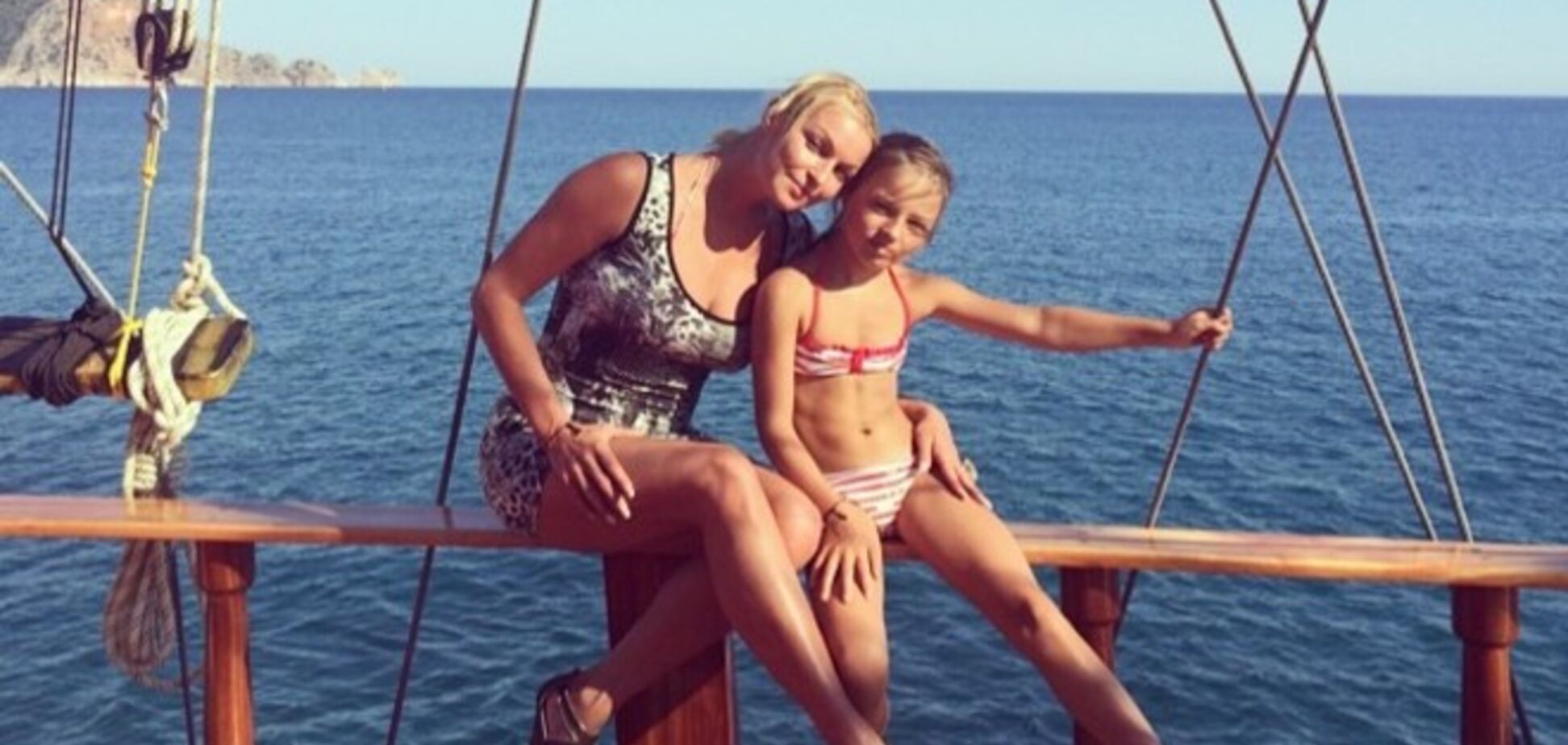 Анастасия Волочкова прикупила дочери старушечий наряд