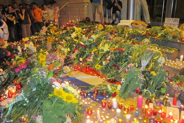 Украинцы несут к посольству Нидерландов цветы и детские игрушки