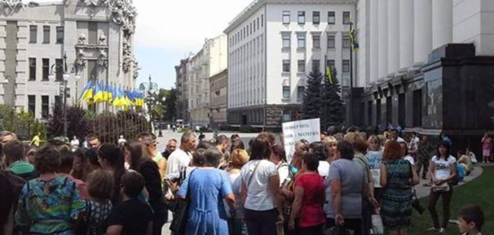 Семьи участников АТО потребовали у Порошенко вывести их родных из окружения