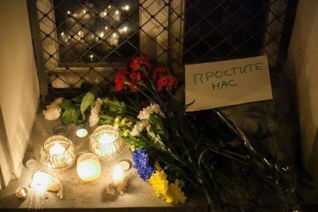 Единицы москвичей принесли к посольству Нидерландов свечи и записки 'простите нас'