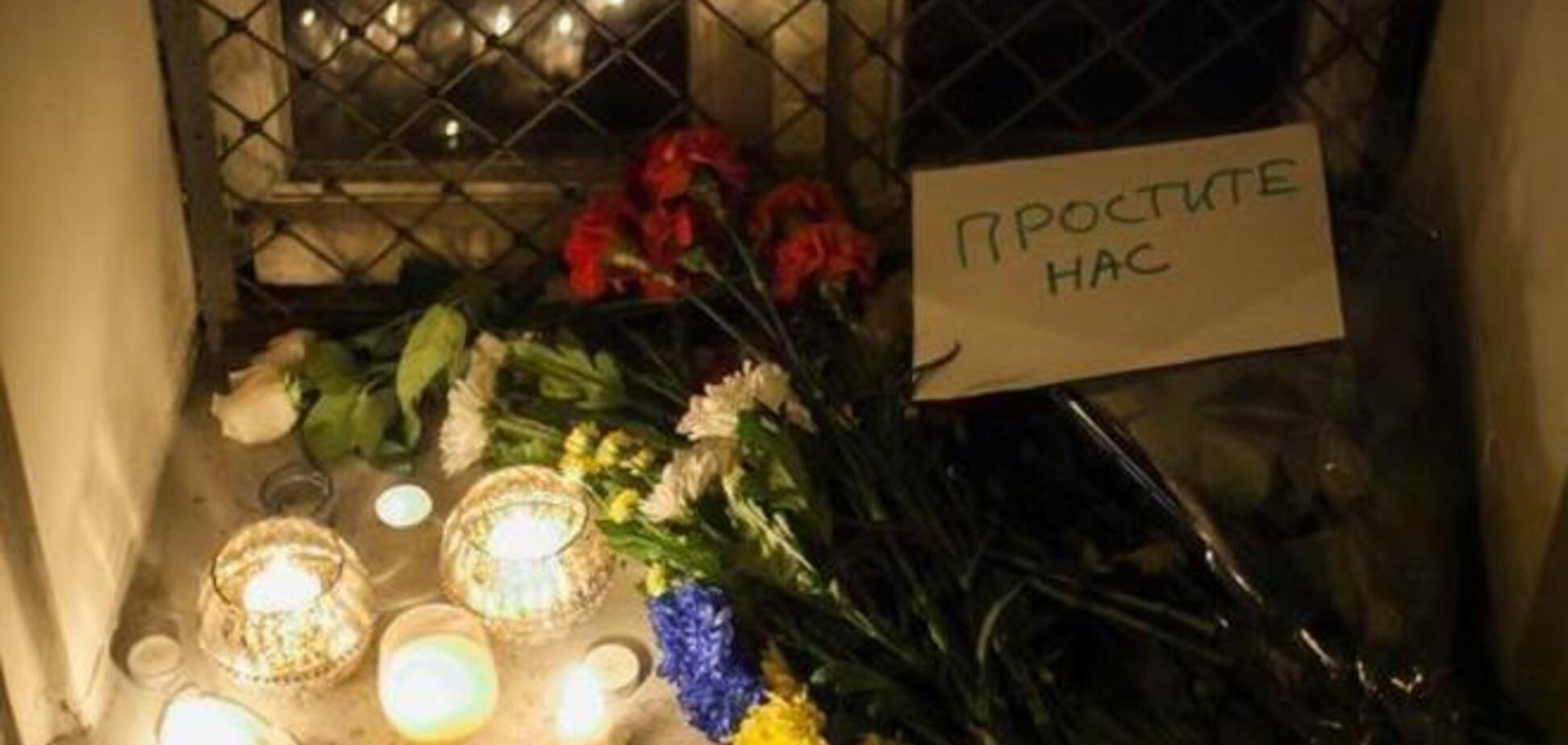 Единицы москвичей принесли к посольству Нидерландов свечи и записки 'простите нас'