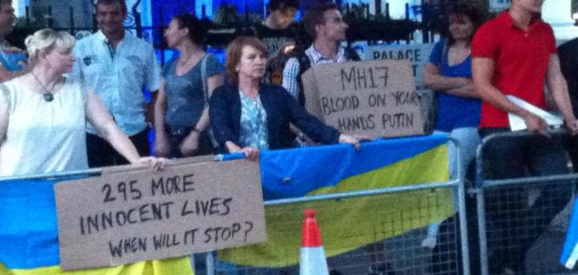 Украинцы вышли на митинг у посольств РФ в Лондоне и Вашингтоне из-за трагедии с Boeing-777