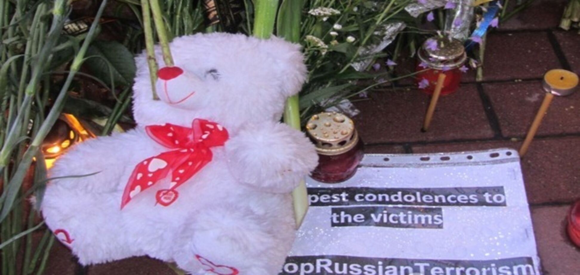 Киевляне круглосуточно несут цветы к посольствам жертв авиакатастрофы