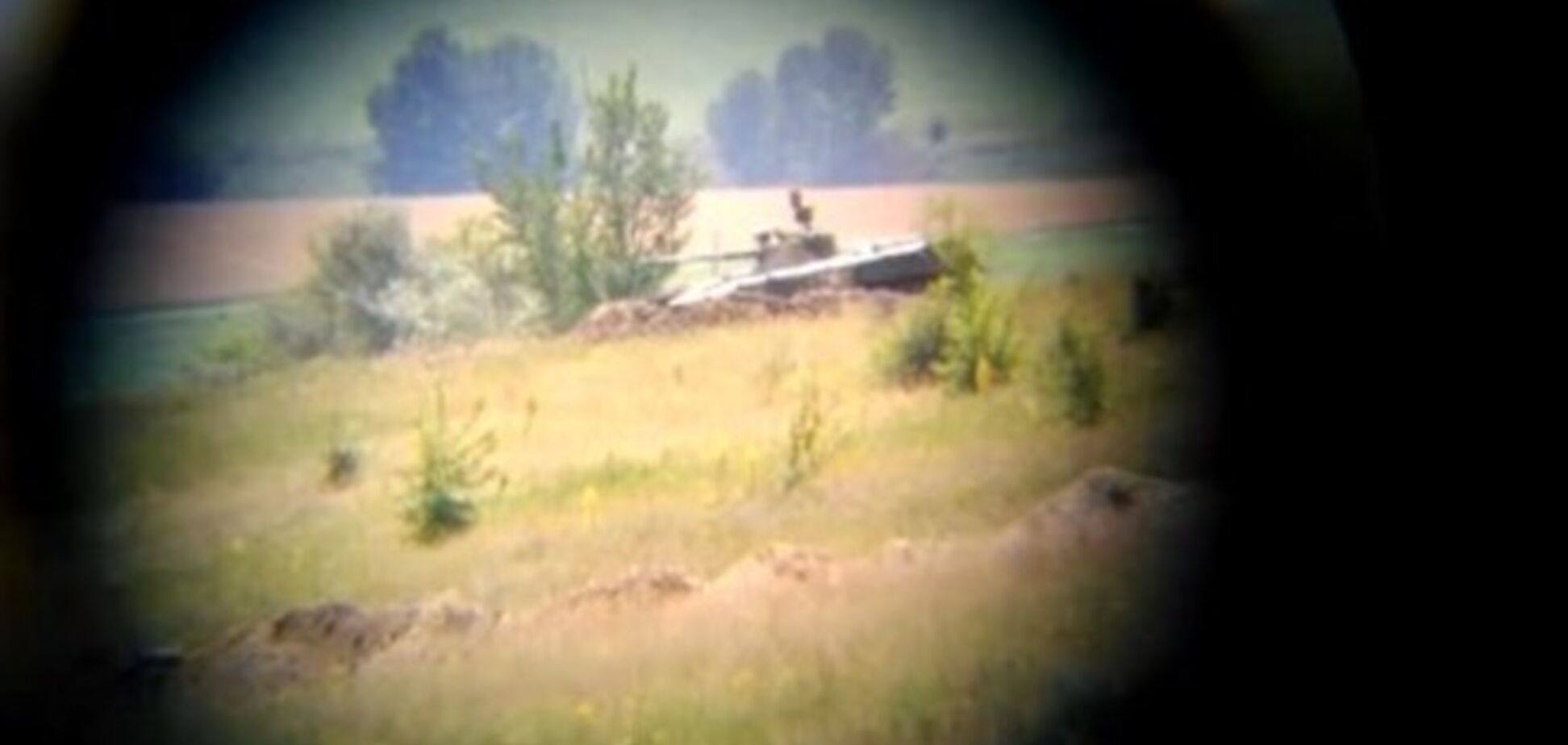 Российская бронетехника окопалась на границе с Украиной