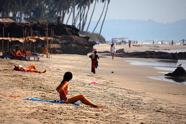 Министру Гоа подарили мини-юбку за предложение запретить бикини