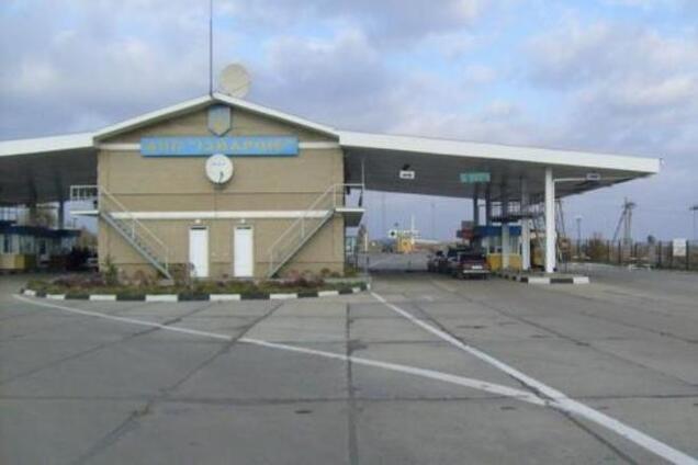 Терористи обстріляли конвой біля Ізварине і підбили БМП