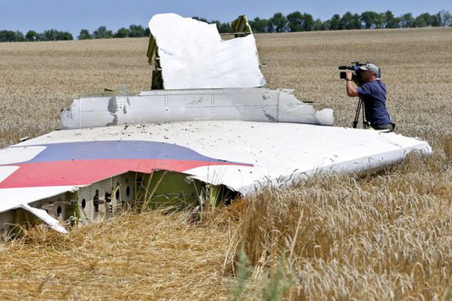 Меркель и Путин потребовали обезопасить экспертов в зоне крушения Boeing