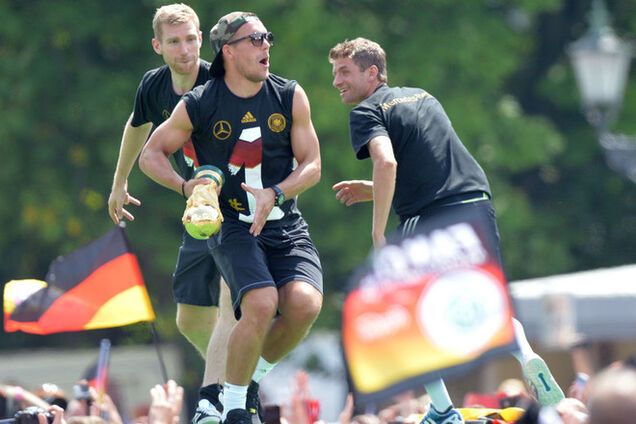 Футболисты сборной Германии повредили Кубок мира