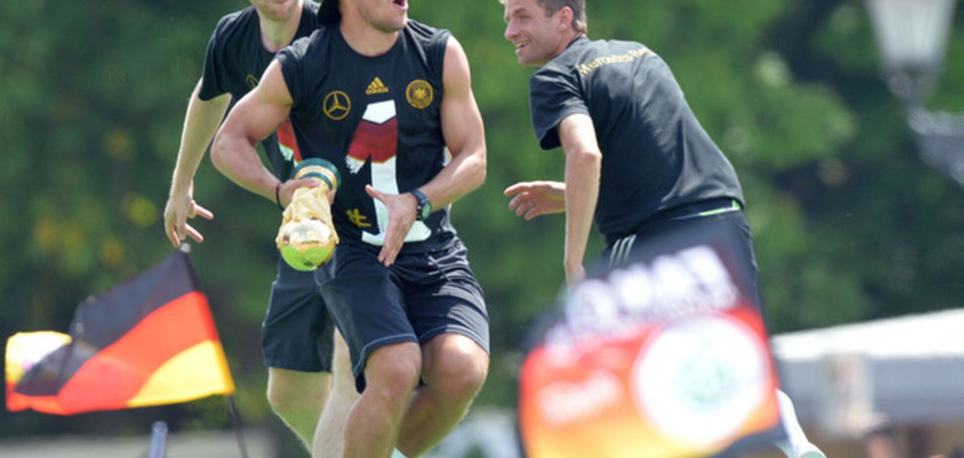 Футболисты сборной Германии повредили Кубок мира