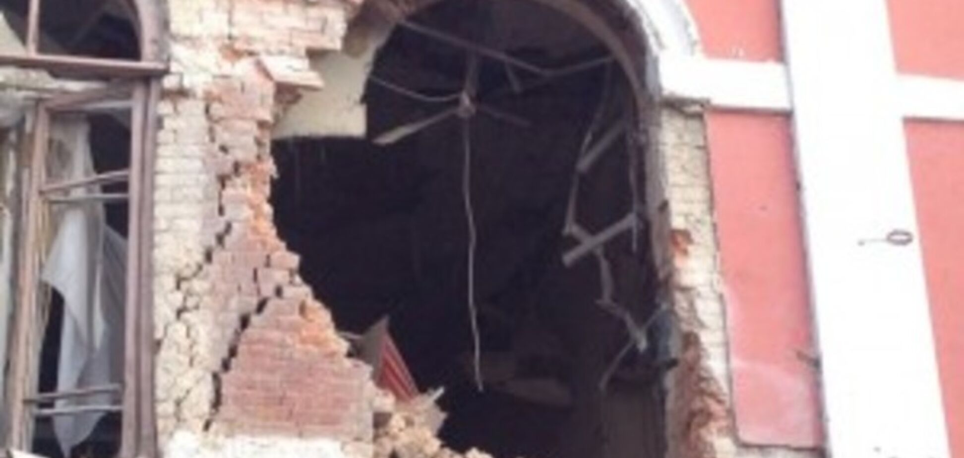 Террористы разбомбили Музей истории и культуры Луганска