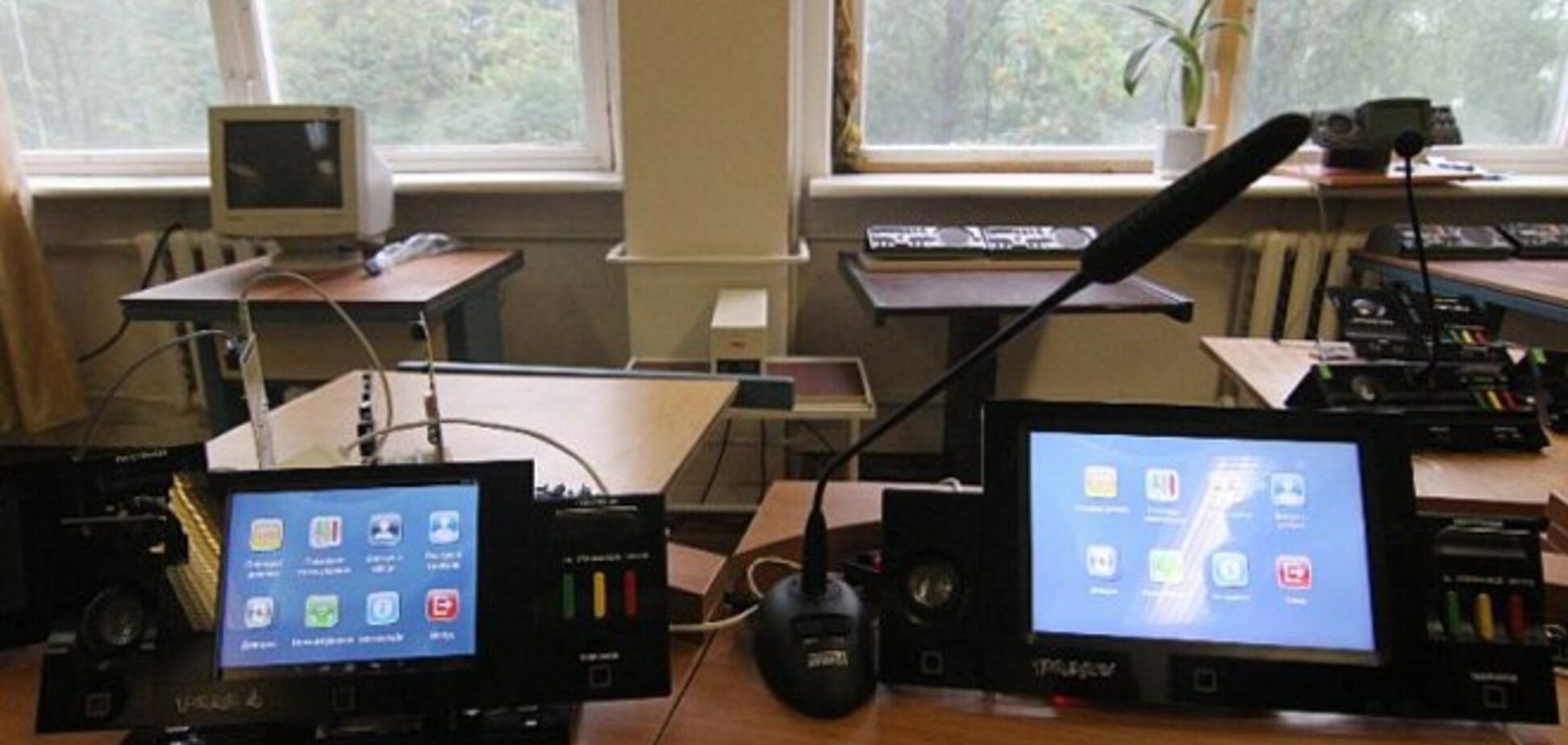 Турчинов опробовал новую систему для голосования 'Рада 4'