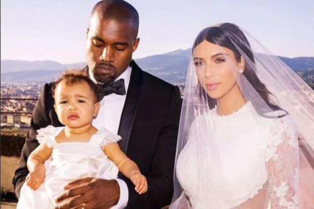 Ким Кардашьян скрывает дочь от камер с помощью двойника