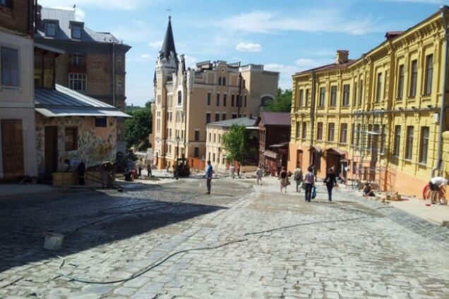 В Киеве на выходные запретили въезд автомобилей на Андреевский спуск