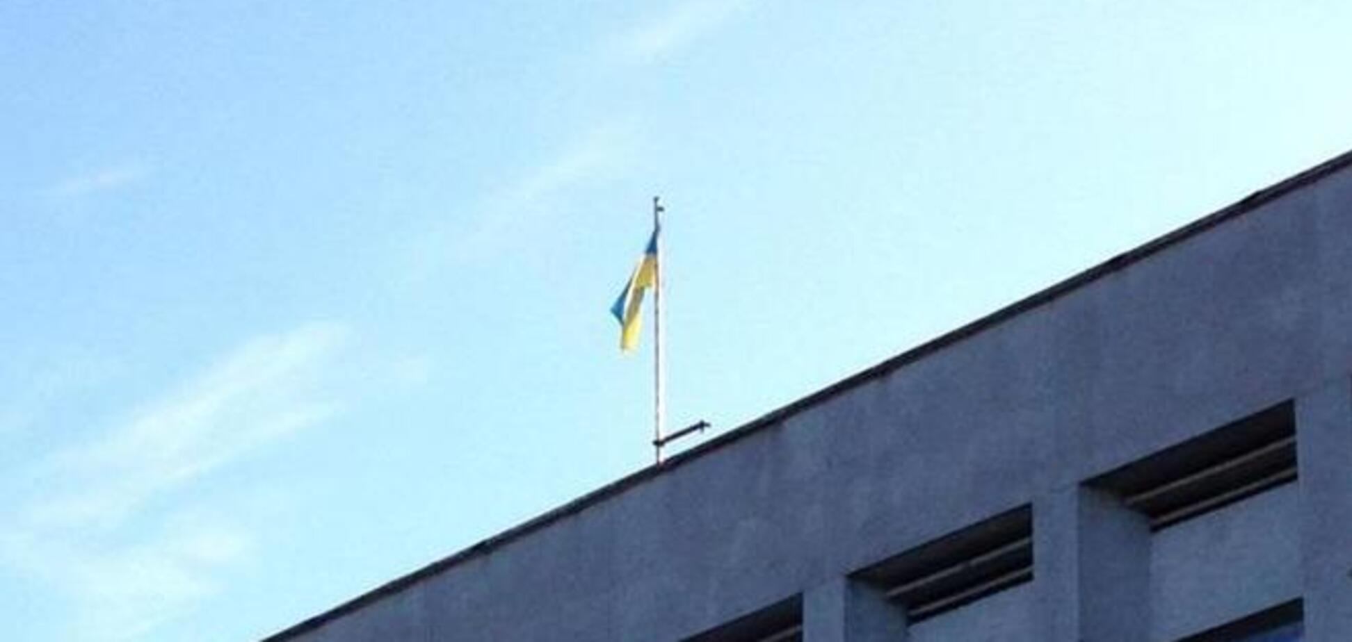 Над Рубежным поднят флаг Украины