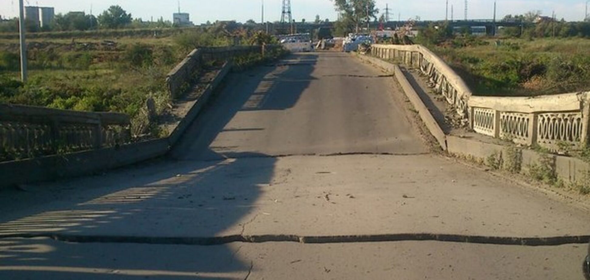 В Северодонецке боевики взорвали мост через реку и перекрыли все выезды