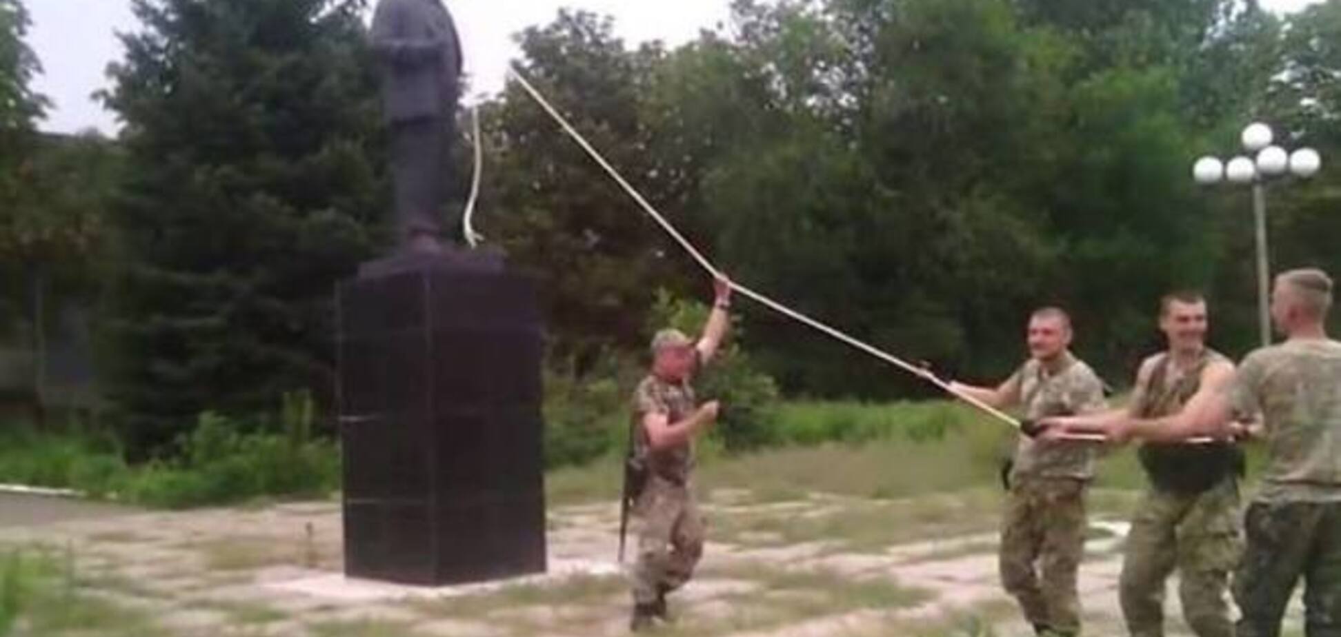 В Орлівці бійці АТО повалили пам'ятник Леніну