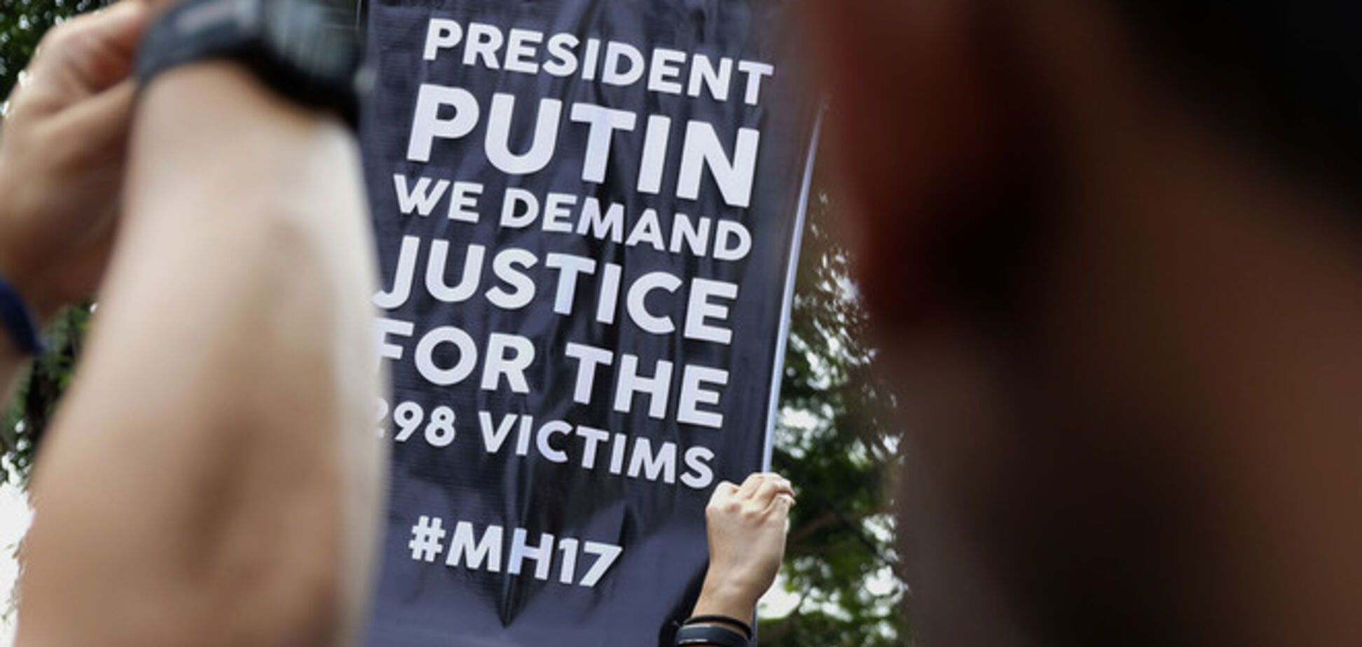 Малайзийцы под посольствами РФ и Украины требовали правды о сбитом Boeing-777