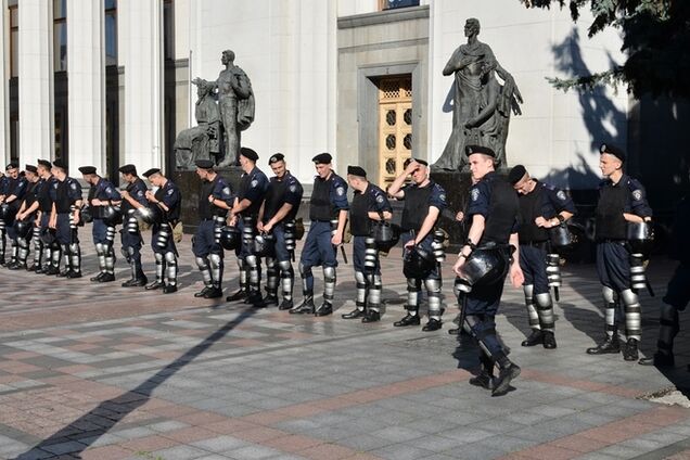 Під Радою знову акції протесту і автобуси з міліцією