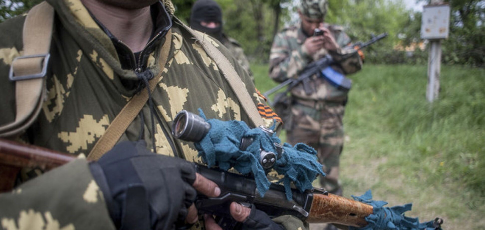 Террористы со странным флагом обстреляли здание суда на Луганщине