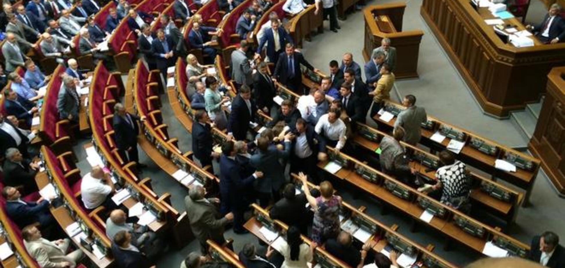 Коммунисты и регионалы покинули сессионный зал ВР