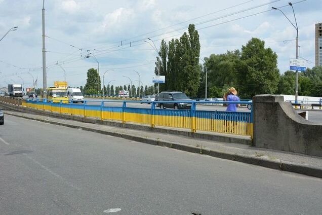 Кличко поручил перекрасить все мосты Киева в сине-желтый