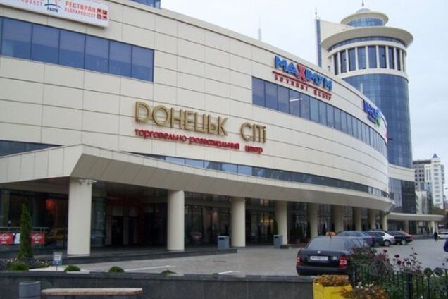 В Донецке вооруженные боевики вынесли из супермаркета продукты и оборудование на 10 млн грн