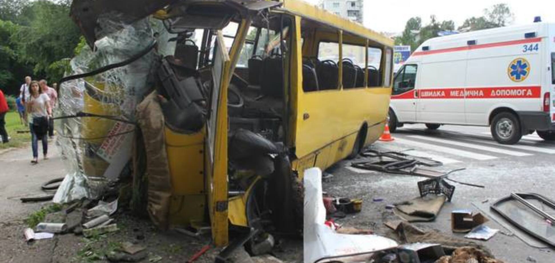 В Киеве маршрутка врезалась в столб