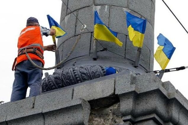 Мосты Киева украсили национальными флагами